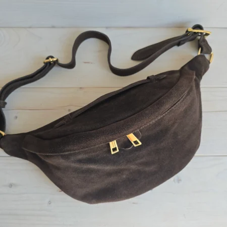 Zamszowa nerka crossbody w czekoladowym kolorze