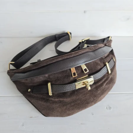Zamszowa nerka crossbody w czekoladowym kolorze